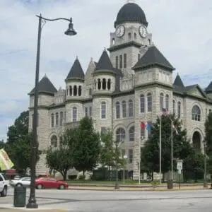 A K806 Satellite Sr. fixture accompanied by a scroll style arm all on a Fluted Tapered pole. This project is in Carthage, Missouri across the Jasper County courthouse.