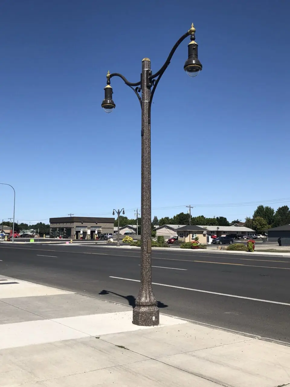 K803 Solitaire Sr. fixtures accompanied scroll style arms on a Talisman pole. This project is in Othello, Washington.