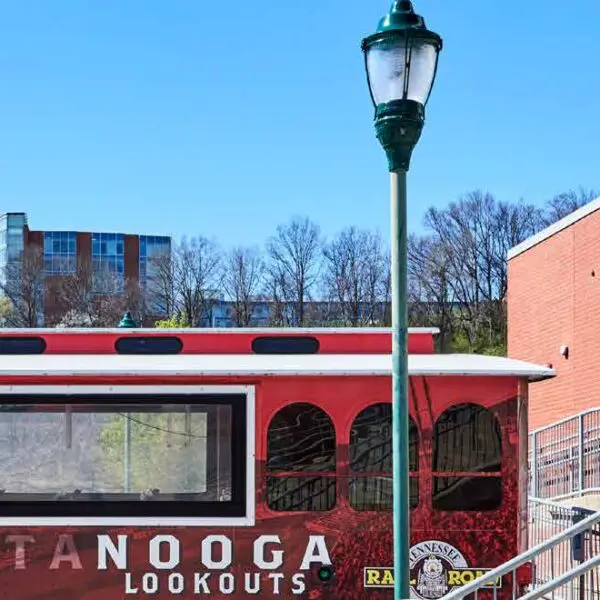 With the streetlights of Chattanooga beginning to fail, the City of Chattanooga and its Electric Power Board teamed up with King Luminaire, resulting in a total of 1,800 K124 Paragon and K118 Washington fixtures being installed, reducing maintenance costs, and eliminating the threat of the streetscapes going dark.