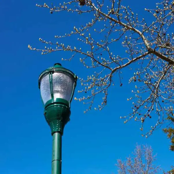 With the streetlights of Chattanooga beginning to fail, the City of Chattanooga and its Electric Power Board teamed up with King Luminaire, resulting in a total of 1,800 K124 Paragon and K118 Washington fixtures being installed, reducing maintenance costs, and eliminating the threat of the streetscapes going dark.