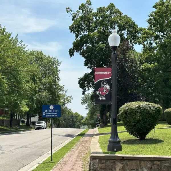 K118 Washington - Belmont - Atchison, Kansas A K118 Washington accompanied by banner arms atop of a Belmont pole. This project is in a neighborhood located in Atchison, Kansas.
