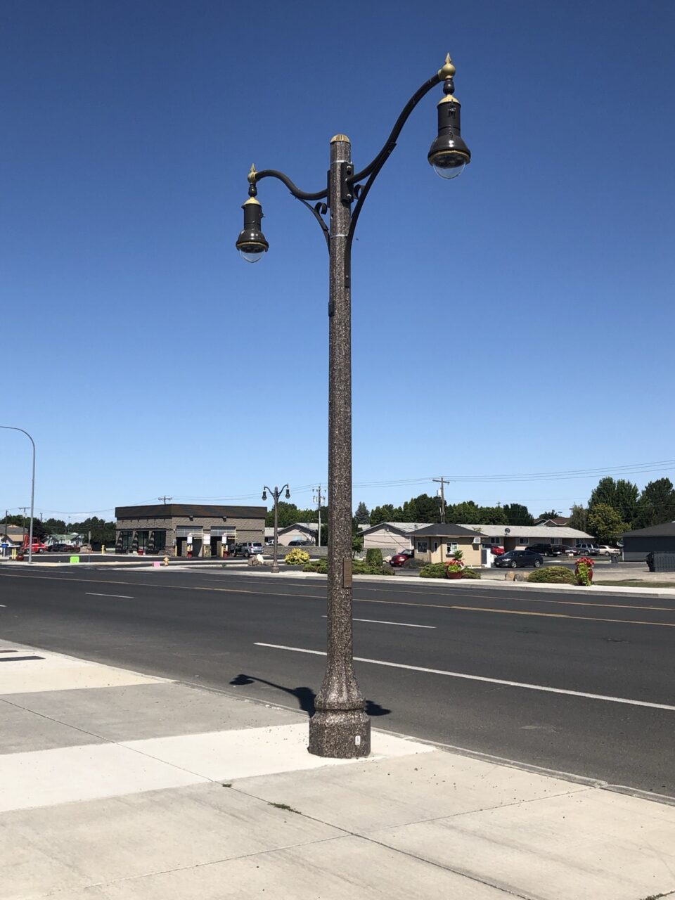 K803 Solitaire Sr. fixtures accompanied scroll style arms all on a Talisman pole. This project is in Othello, Washington.